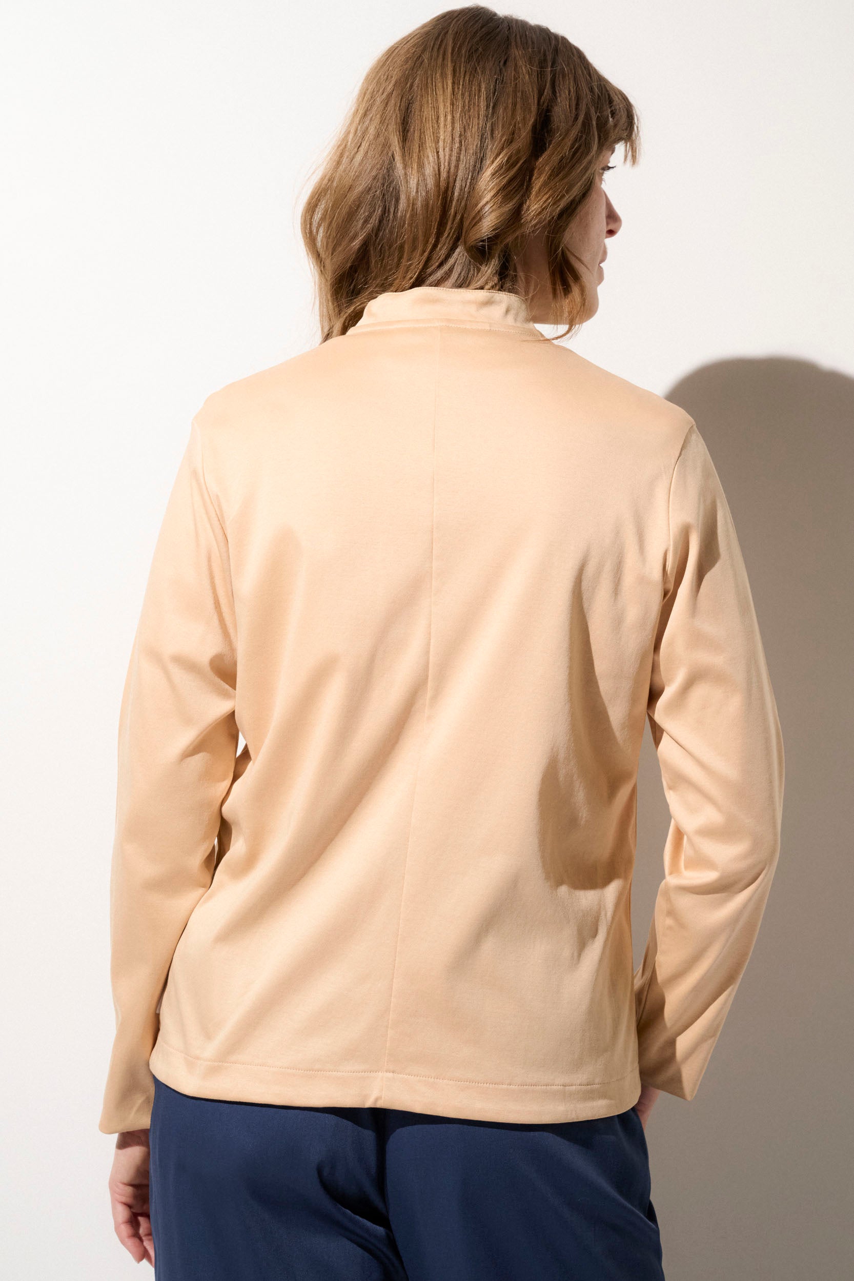 Cardigan anti-UV beige pour femme, léger et élégant, offrant une protection solaire UPF50+ pour des sorties au soleil.