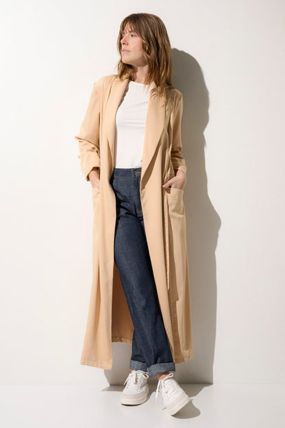 Kimono anti-UV long beige pour femme, léger et fluide, idéal pour se protéger du soleil au quotidien.