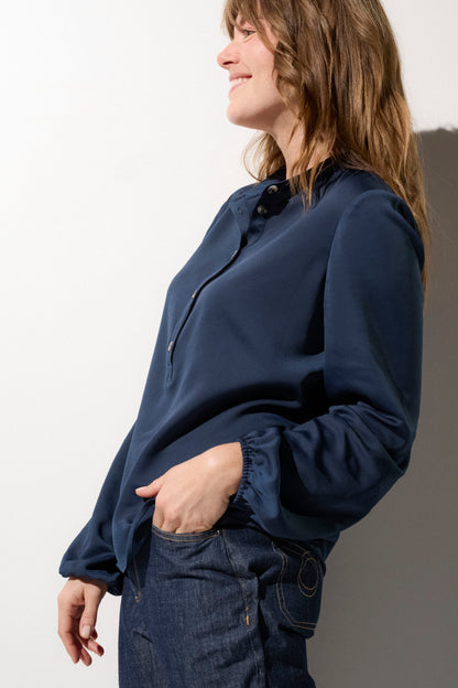 Blouse anti-UV bleu nuit pour femme, élégante et légère, idéale pour une sortie en plein air avec protection UPF 50+.