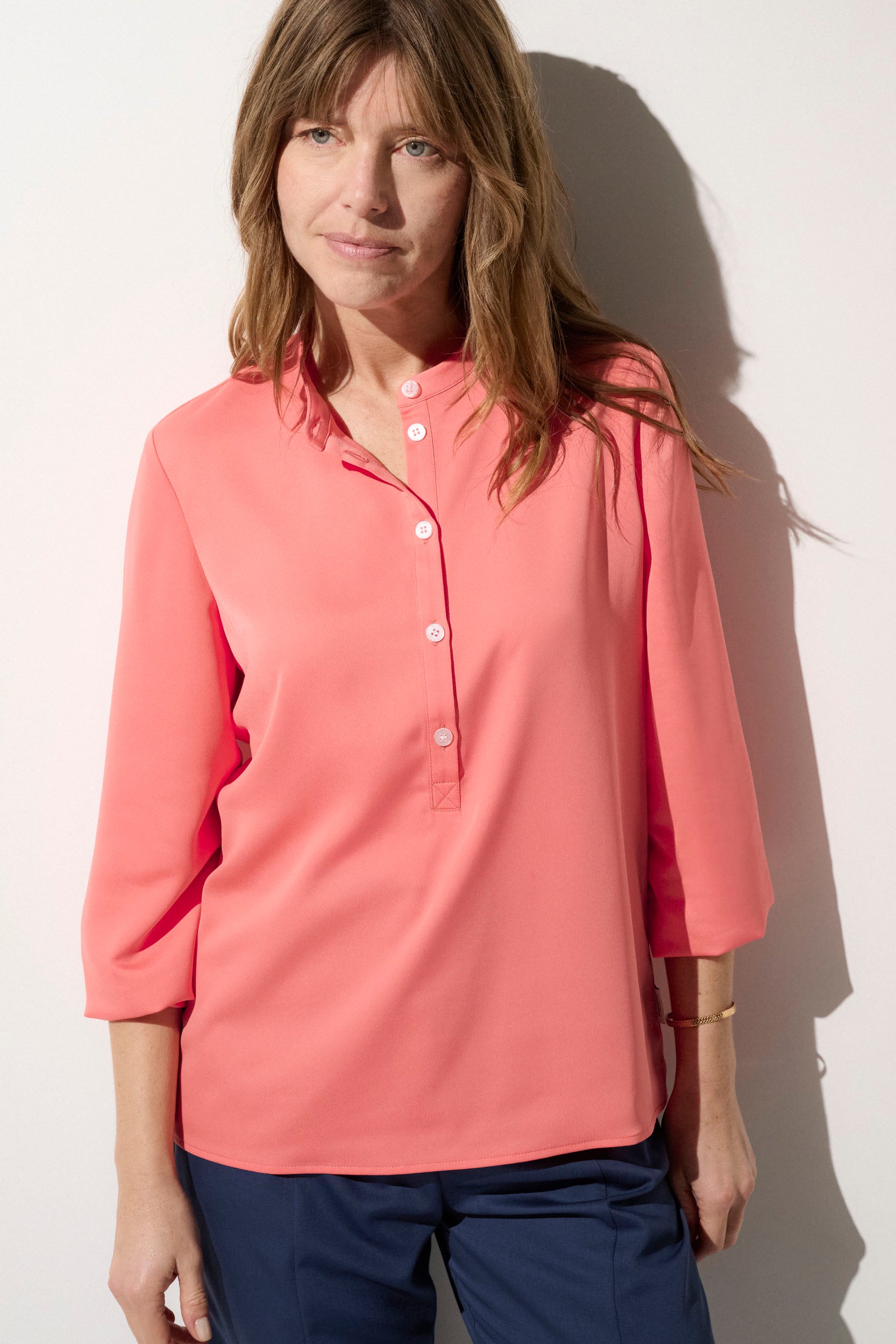 Blouse anti-UV rose pour femme, manches longues et légère, idéale pour profiter du soleil en toute élégance avec protection UPF50+.