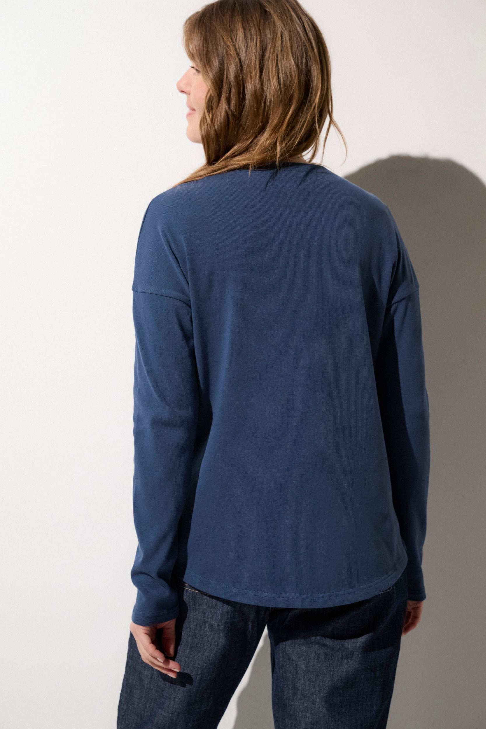 T-shirt anti-UV bleu foncé pour femme, léger et UPF50+, idéal pour des journées ensoleillées.