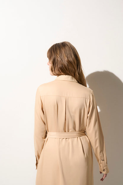 Robe-chemise anti-UV beige pour femme, élégante et légère, idéale pour une protection solaire au quotidien.