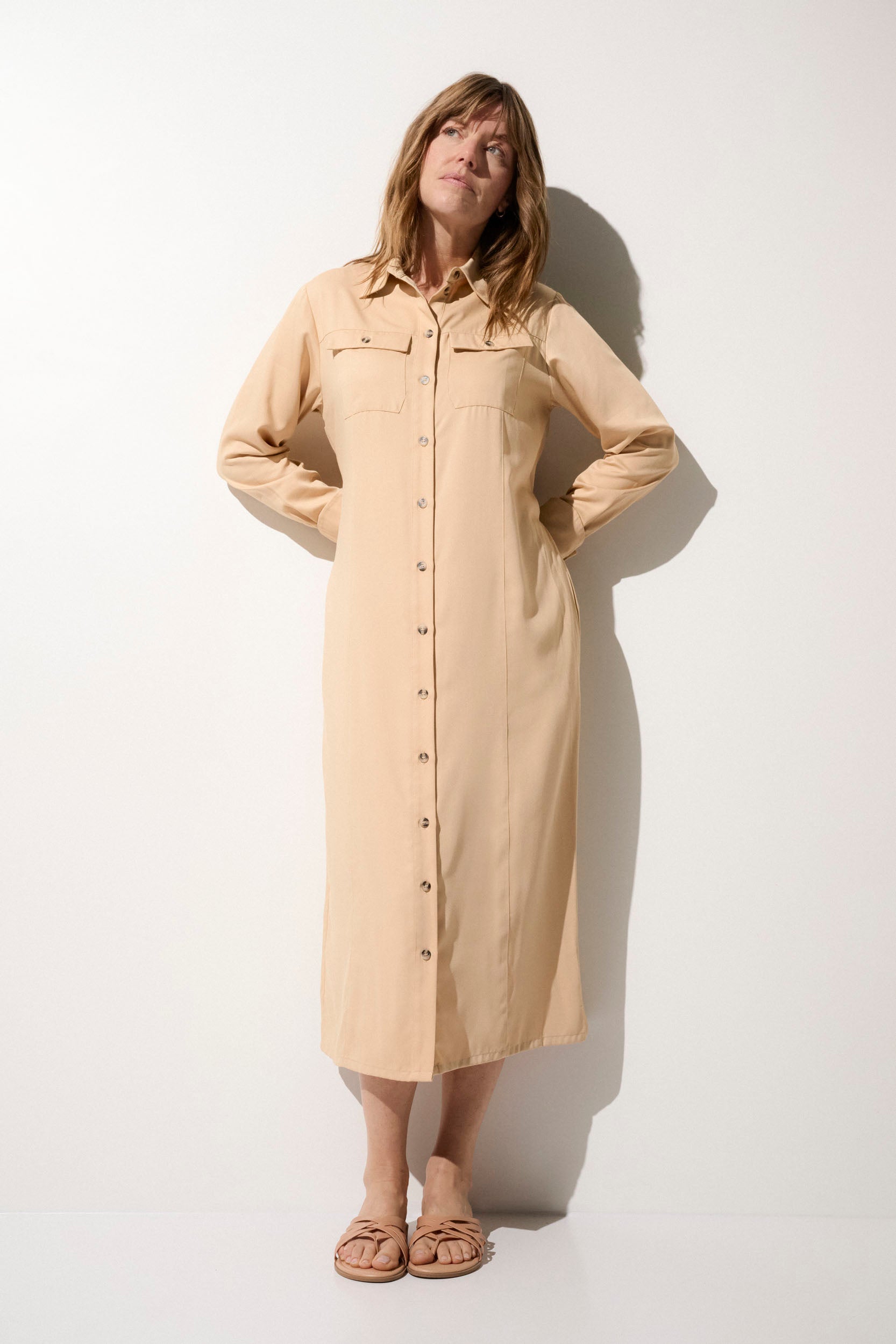 Robe anti-UV beige UPF50+ pour femme, idéale pour la protection solaire en ville ou à la plage.