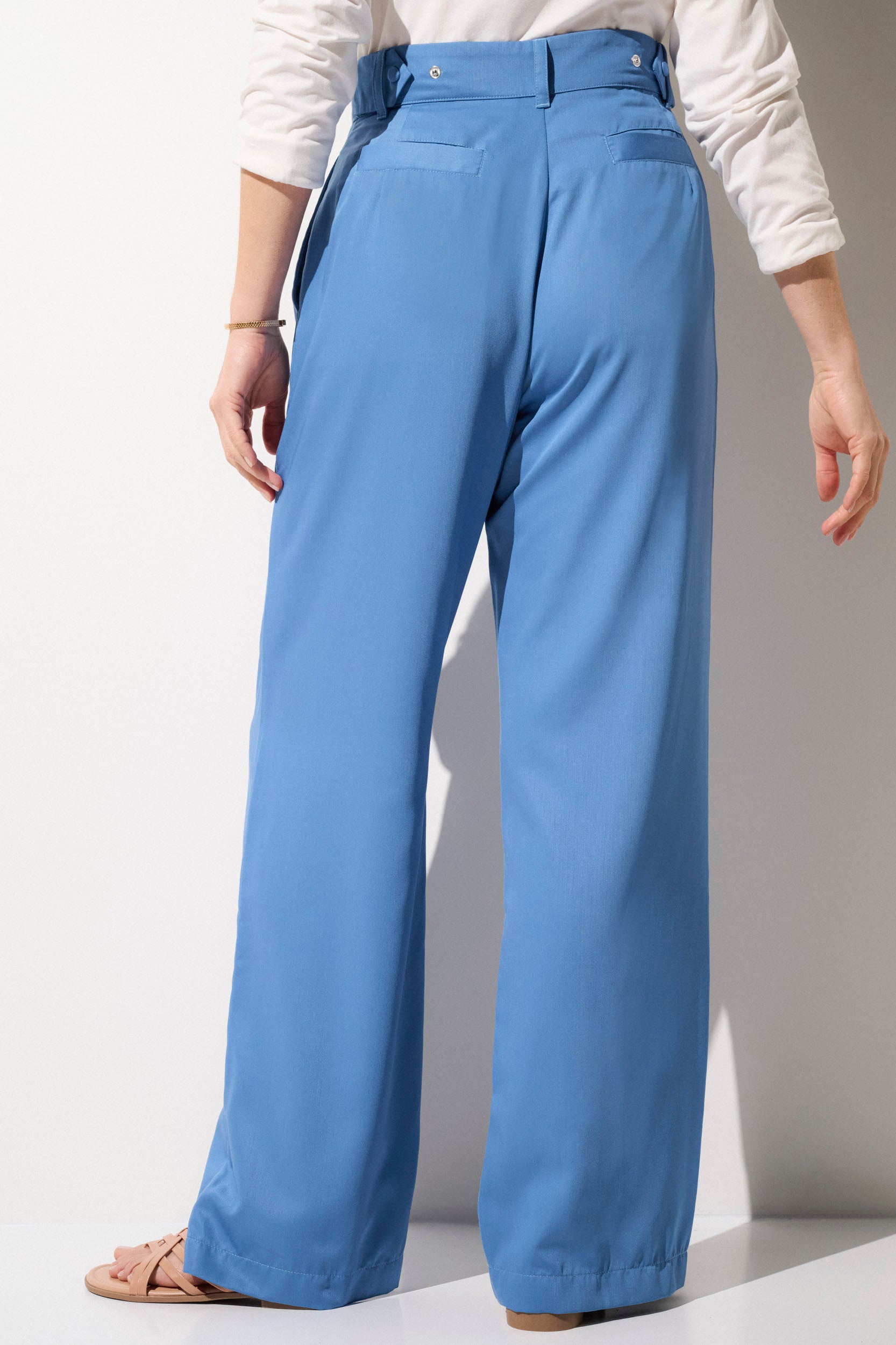 Pantalon anti-UV bleu pour femme, léger et élégant, offrant une protection solaire UPF50+ pour un usage quotidien.