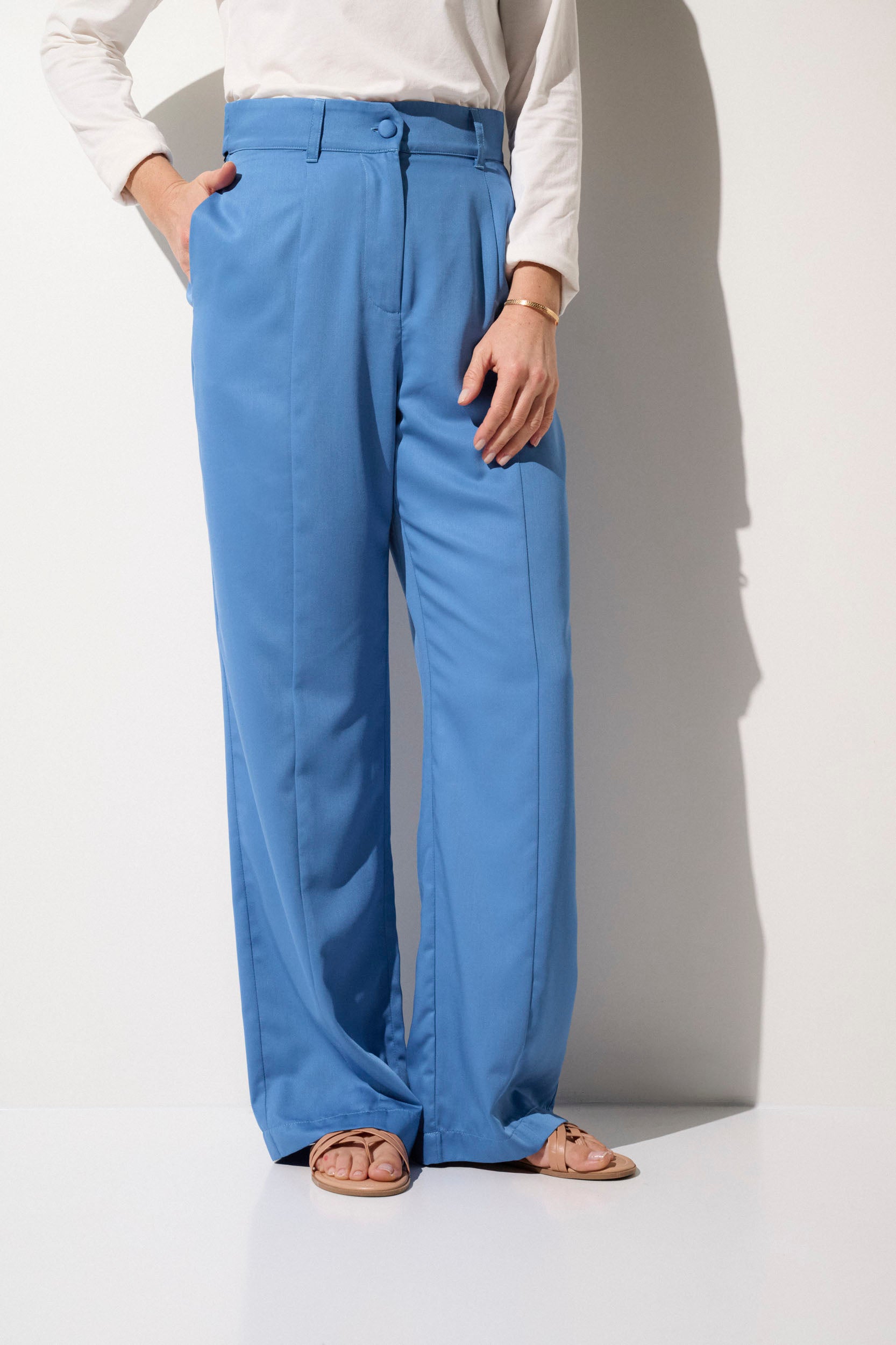 Pantalon anti-UV bleu pour femme, élégant, UPF50+, parfait pour se protéger du soleil au quotidien.