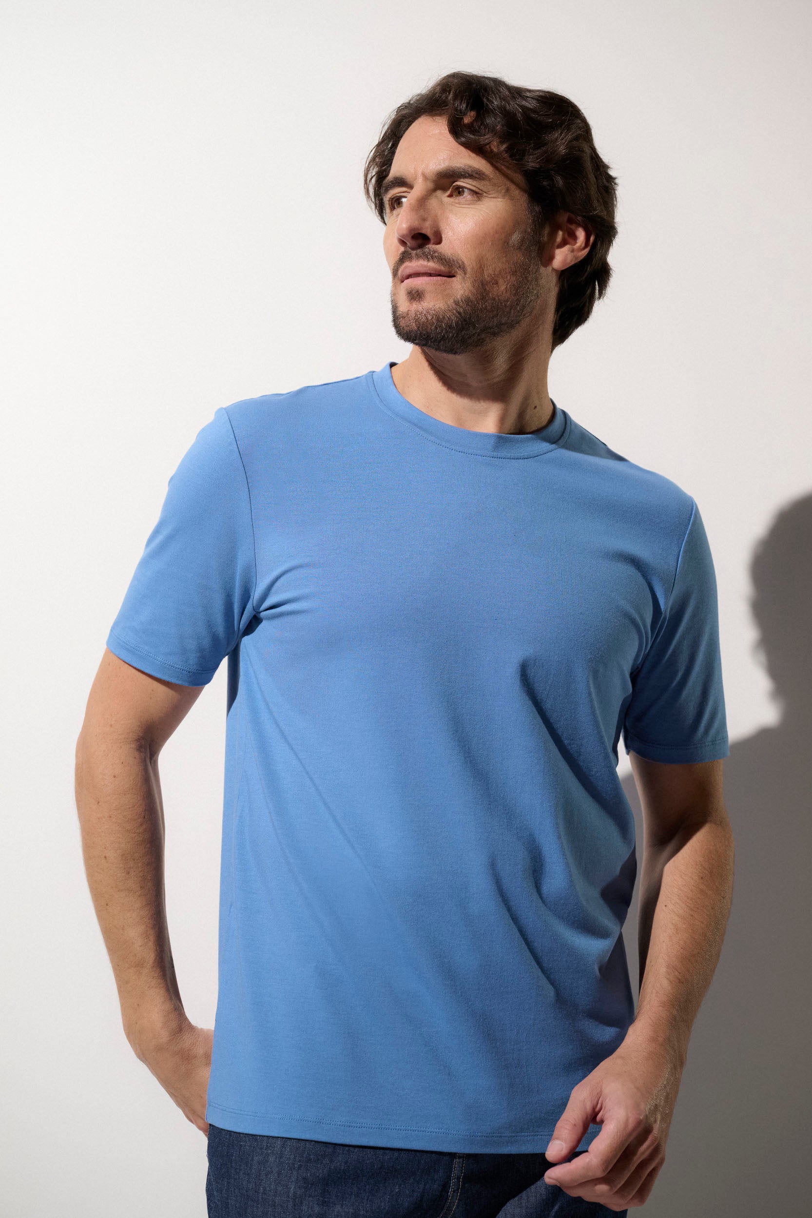 T-shirt anti-UV bleu pour homme, léger et respirant, offrant une protection solaire UPF50+ pour le quotidien.