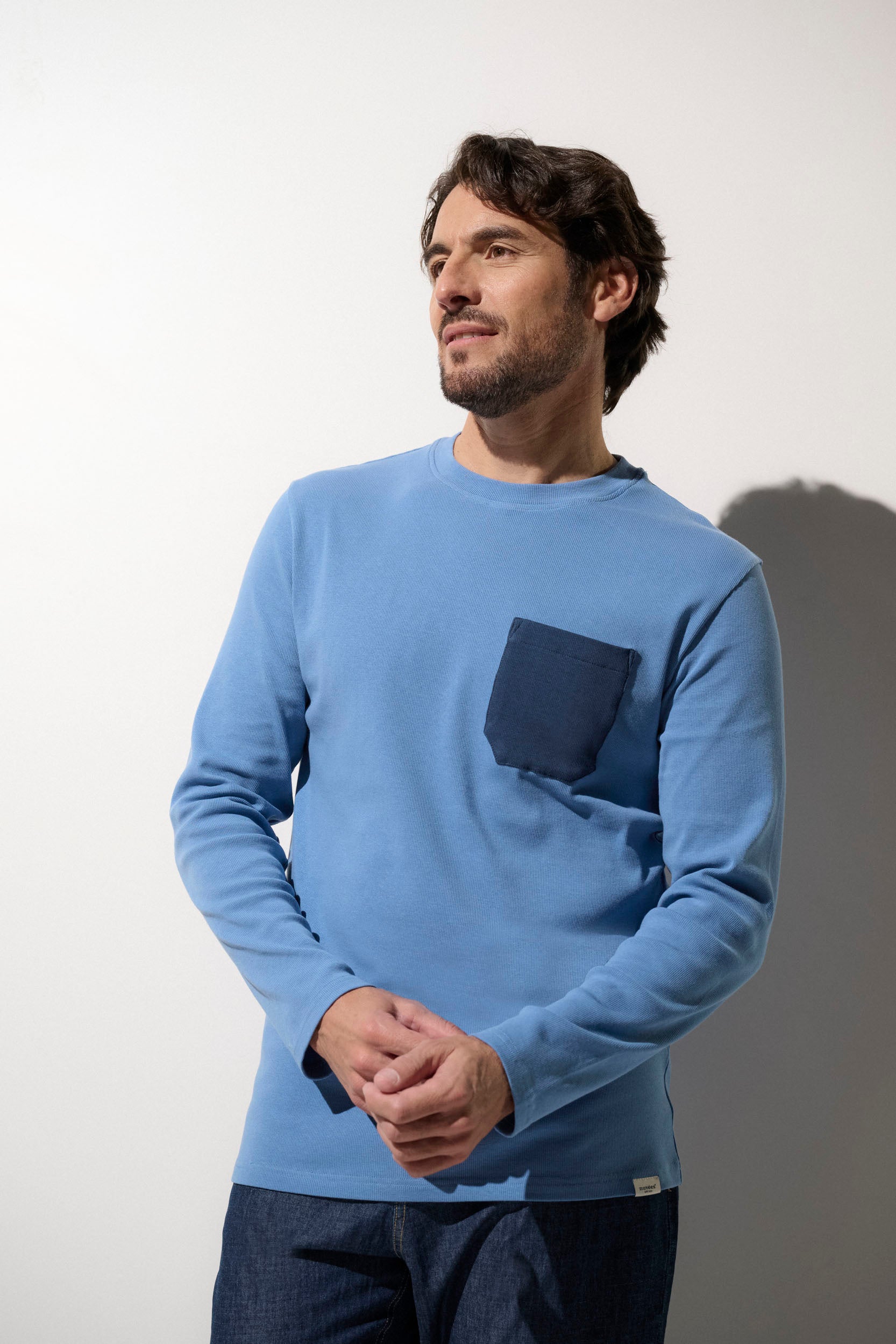 T-shirt anti-UV bleu pour homme, léger et respirant, offrant une protection solaire UPF 50+ pour un look décontracté.