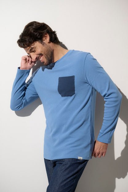 T-shirt anti-UV bleu pour homme, léger et élégant, avec poche, idéal pour une protection solaire quotidienne.