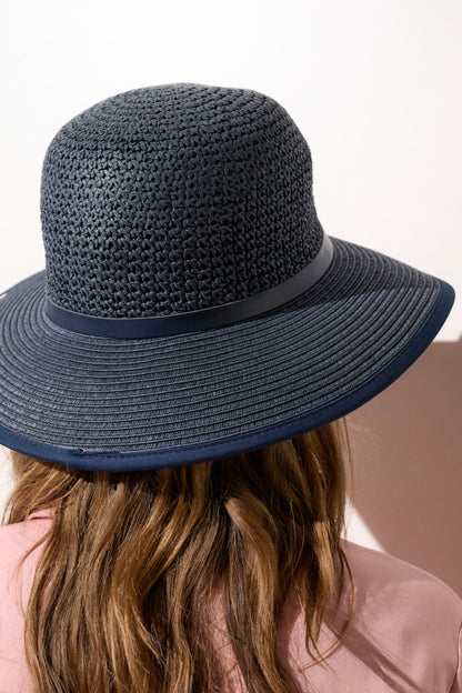 Chapeau anti-UV en paille bleue UPF50+, idéal pour femme, offrant confort et protection solaire en extérieur.