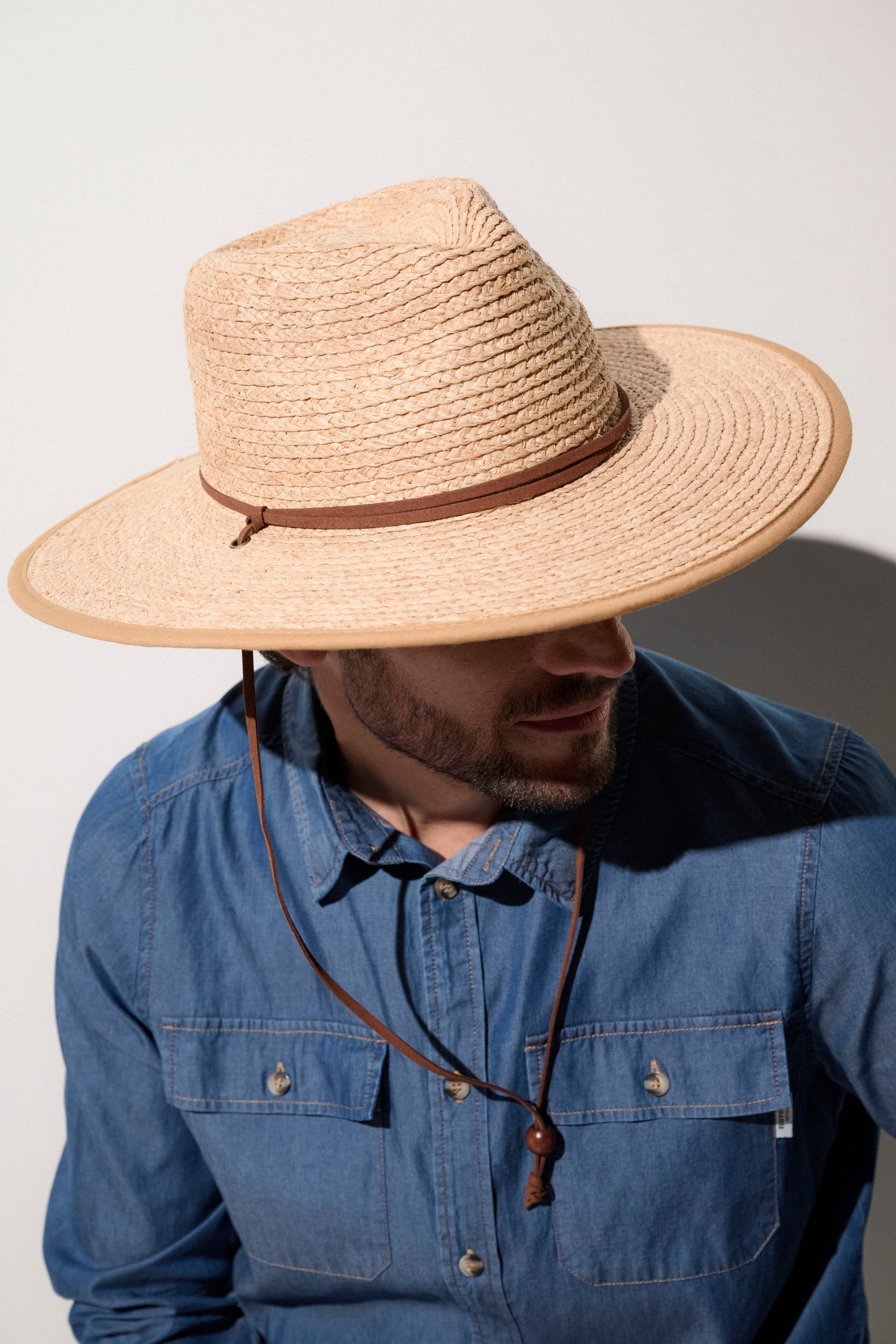 Chapeau anti-UV beige UPF50+ pour homme, idéal pour se protéger du soleil lors de promenades en extérieur.