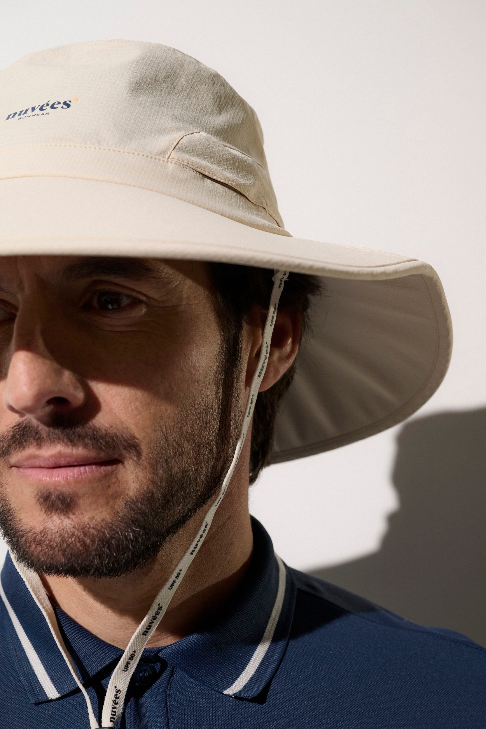 Chapeau anti-UV beige UPF50+ pour homme, conçu pour le golf et les activités de plein air, léger et confortable.