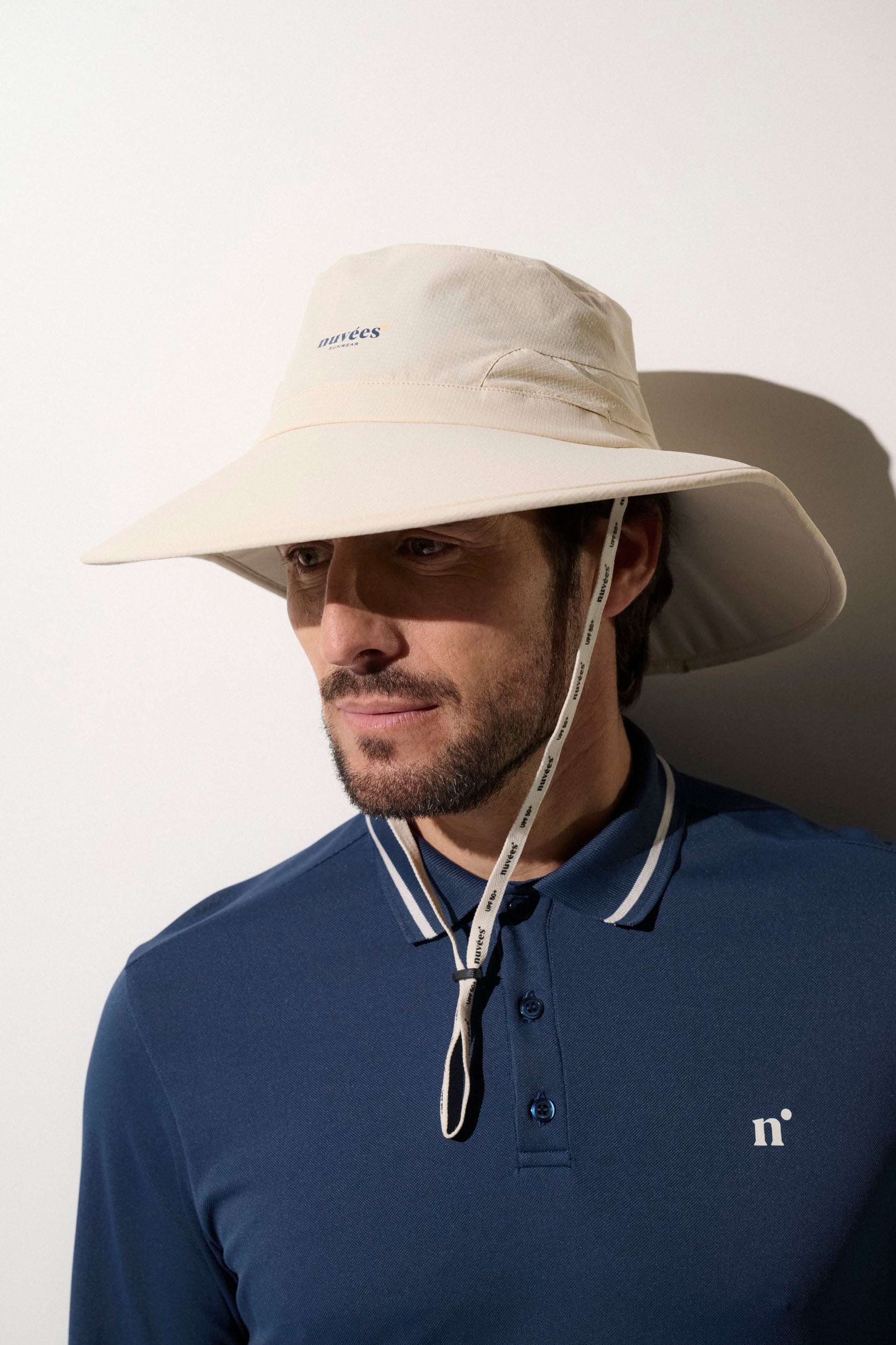 Chapeau anti-UV beige UPF50+ pour homme, léger et respirant, idéal pour le golf et les activités en plein air.