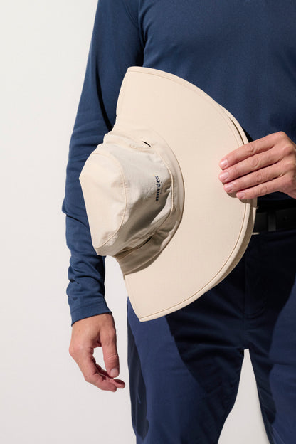 Chapeau anti-UV beige pour homme, léger et respirant, offrant une protection solaire UPF50+ pour les activités en plein air.