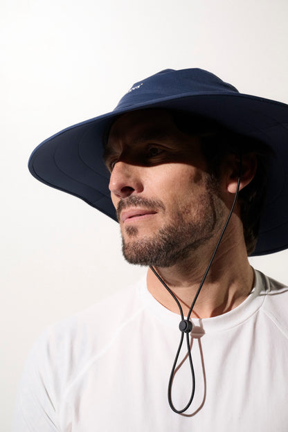 Chapeau de bain anti-UV bleu pour homme, léger et confortable, offrant une protection solaire UPF50+ pour les activités en plein air.