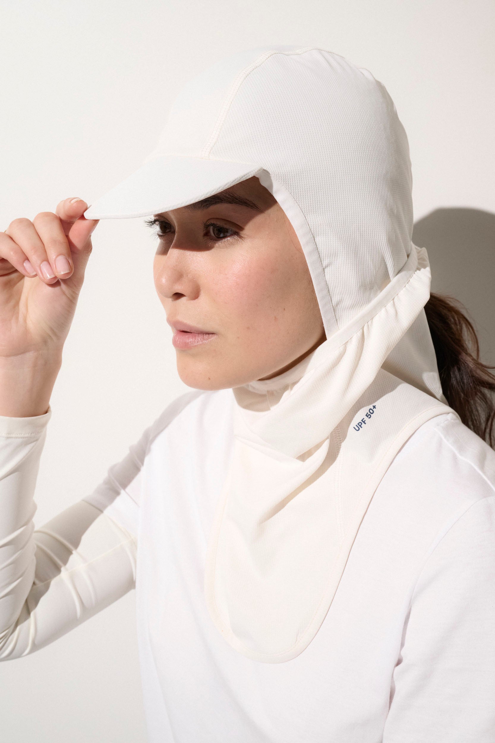 Cagoule anti-UV blanche UPF50+ pour femme, idéale pour le vélo et les activités sportives en plein soleil.