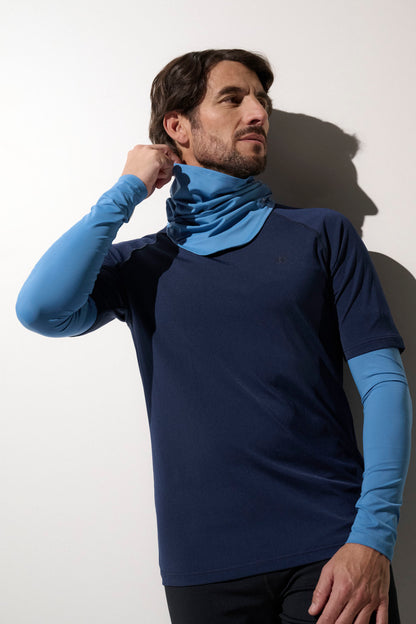 Homme en t-shirt anti-UV bleu avec tour de cou UPF50+, idéal pour activités sportives au soleil.