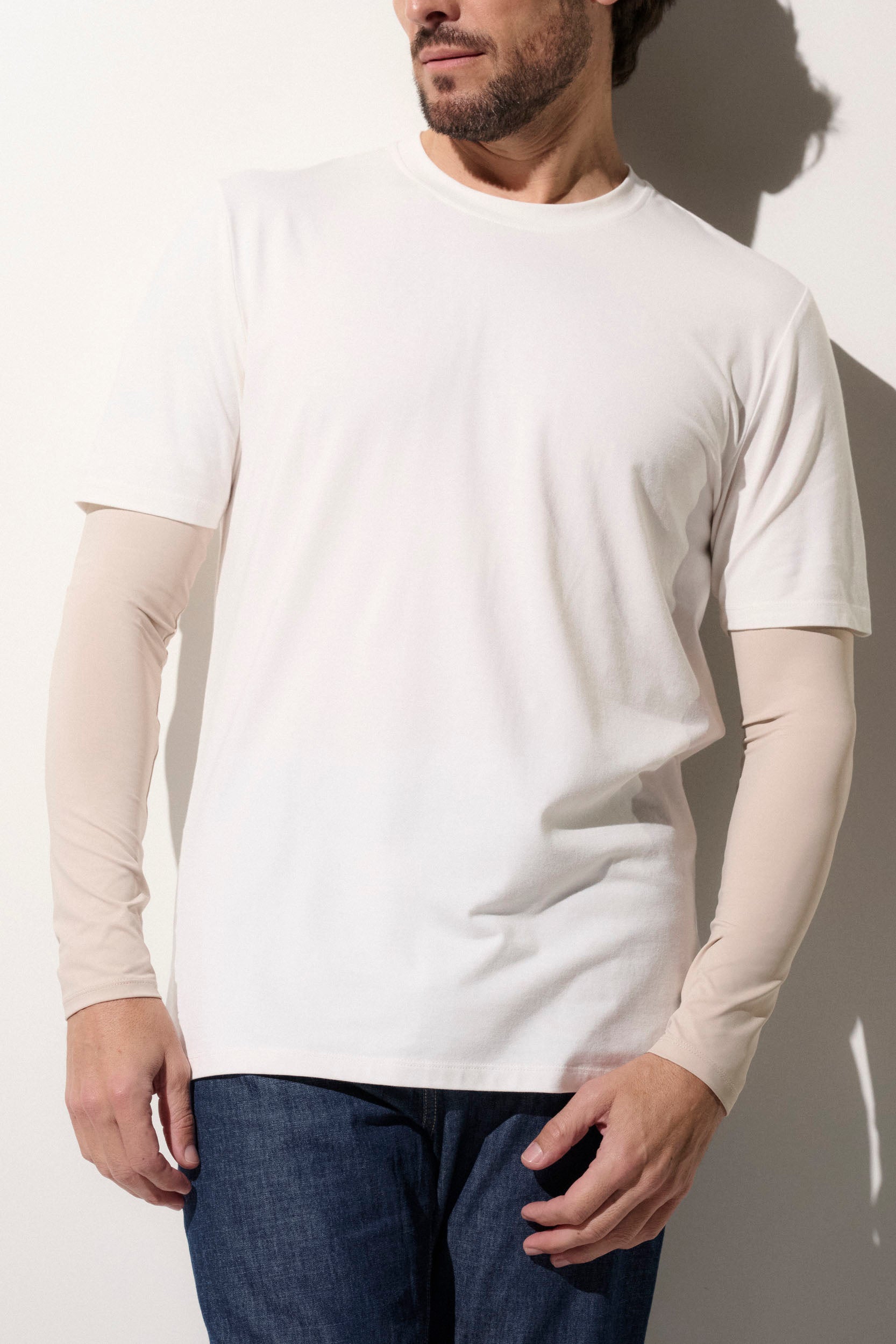 T-shirt anti-UV blanc avec manches longues beige pour homme, léger et UPF50+, idéal pour les activités en plein air.