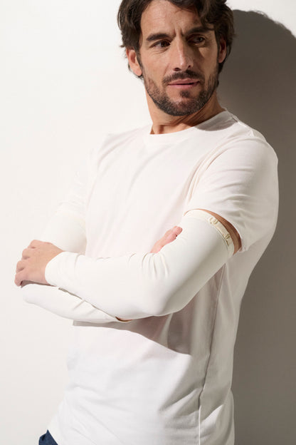 Homme portant un T-shirt anti-UV blanc UPF50+, idéal pour la protection solaire lors d'activités extérieures.