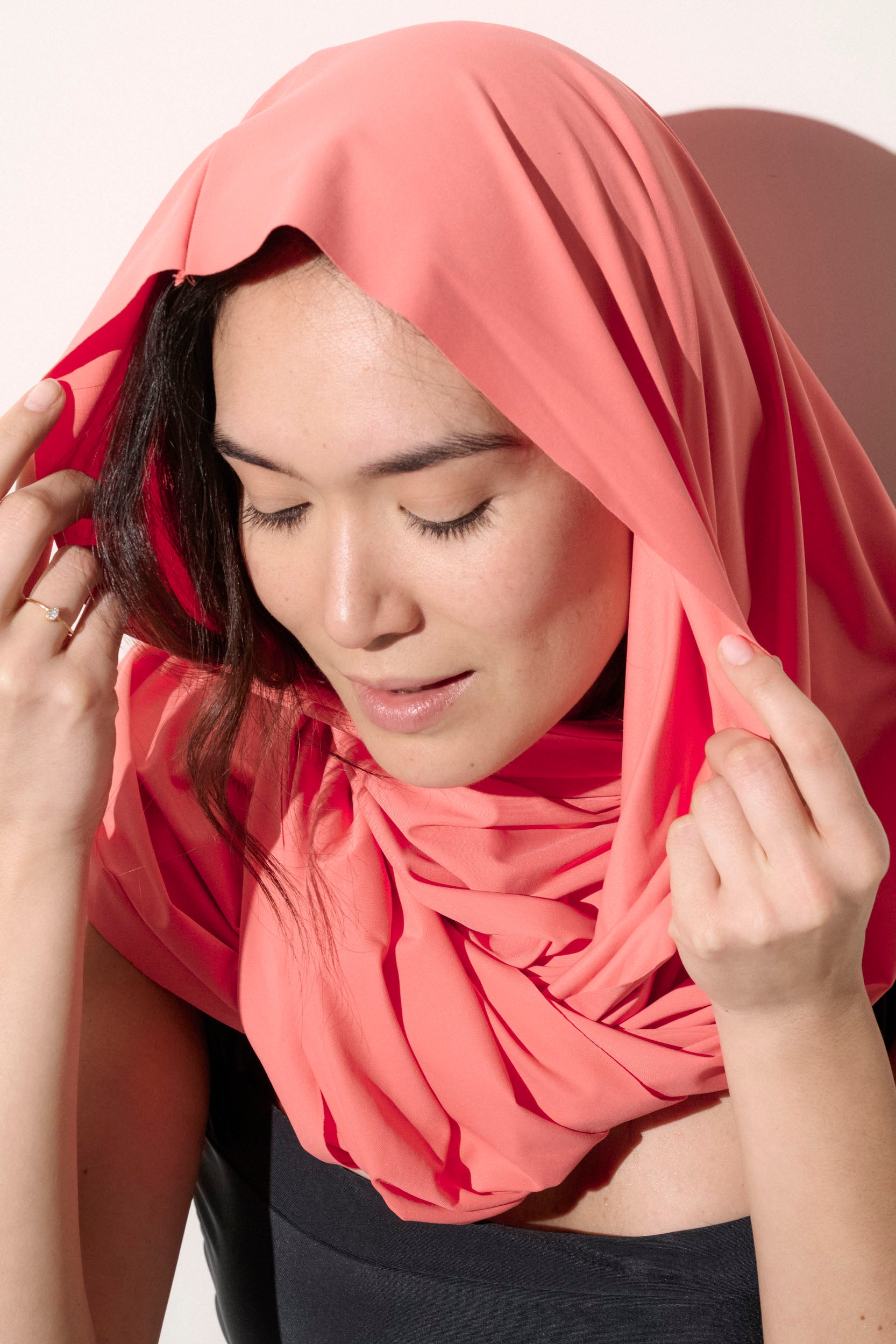 Foulard anti-UV rose pour femme, léger et élégant, offrant une protection solaire UPF50+.