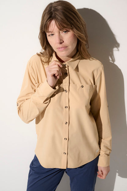 Chemise anti-UV beige UPF50+ pour femme, légère et confortable, idéale pour les activités de plein air et la protection solaire.