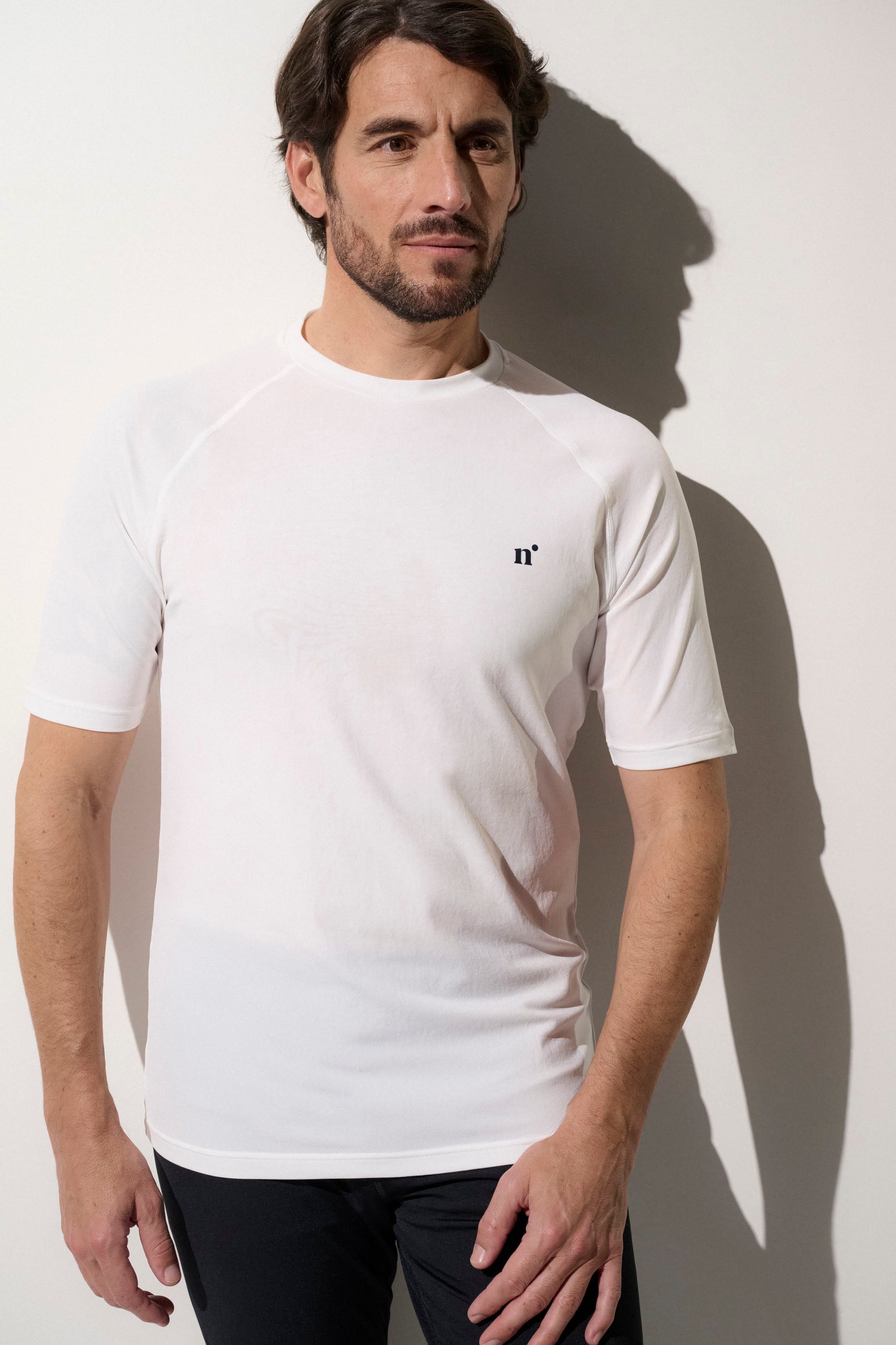 T-shirt de bain anti-UV blanc UPF 50+ pour homme, léger et respirant, idéal pour les activités aquatiques.