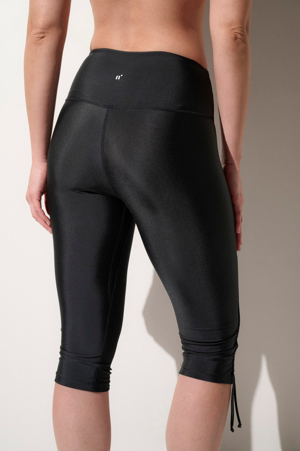 Leggings anti-UV noirs pour femme, leggings de sport légers et confortables avec protection solaire UPF50+.