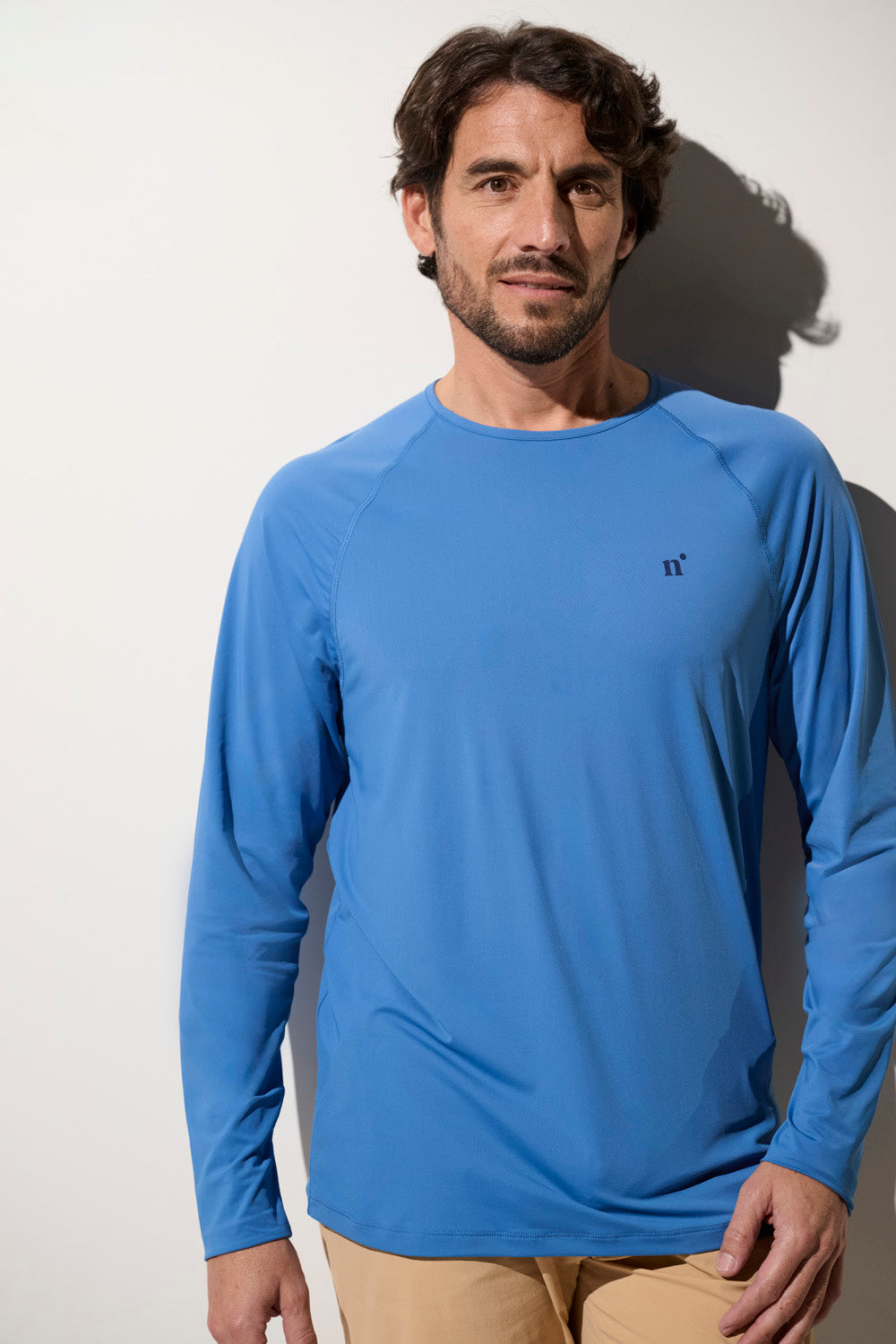 T-shirt anti-UV bleu léger pour homme, manches longues, UPF 50+, idéal pour des activités en plein air.