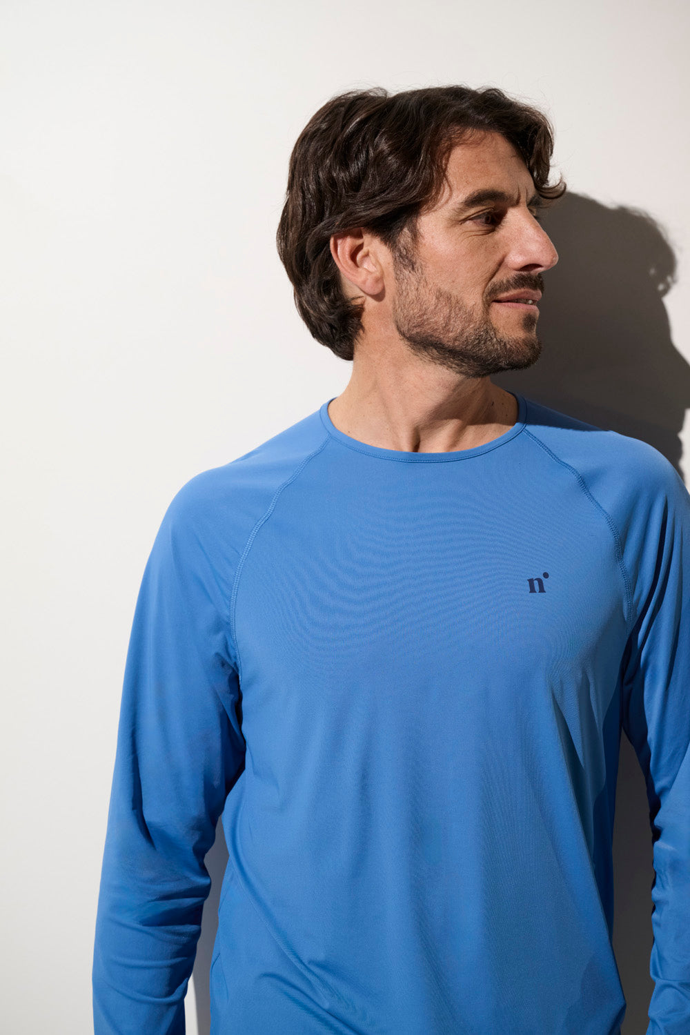 T-shirt anti-UV bleu pour homme, léger et respirant, offrant une protection solaire UPF 50+ pour les activités sportives.