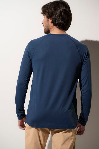 T-shirt anti-UV bleu marine pour homme, léger et respirant, conçu pour une protection solaire UPF 50+.