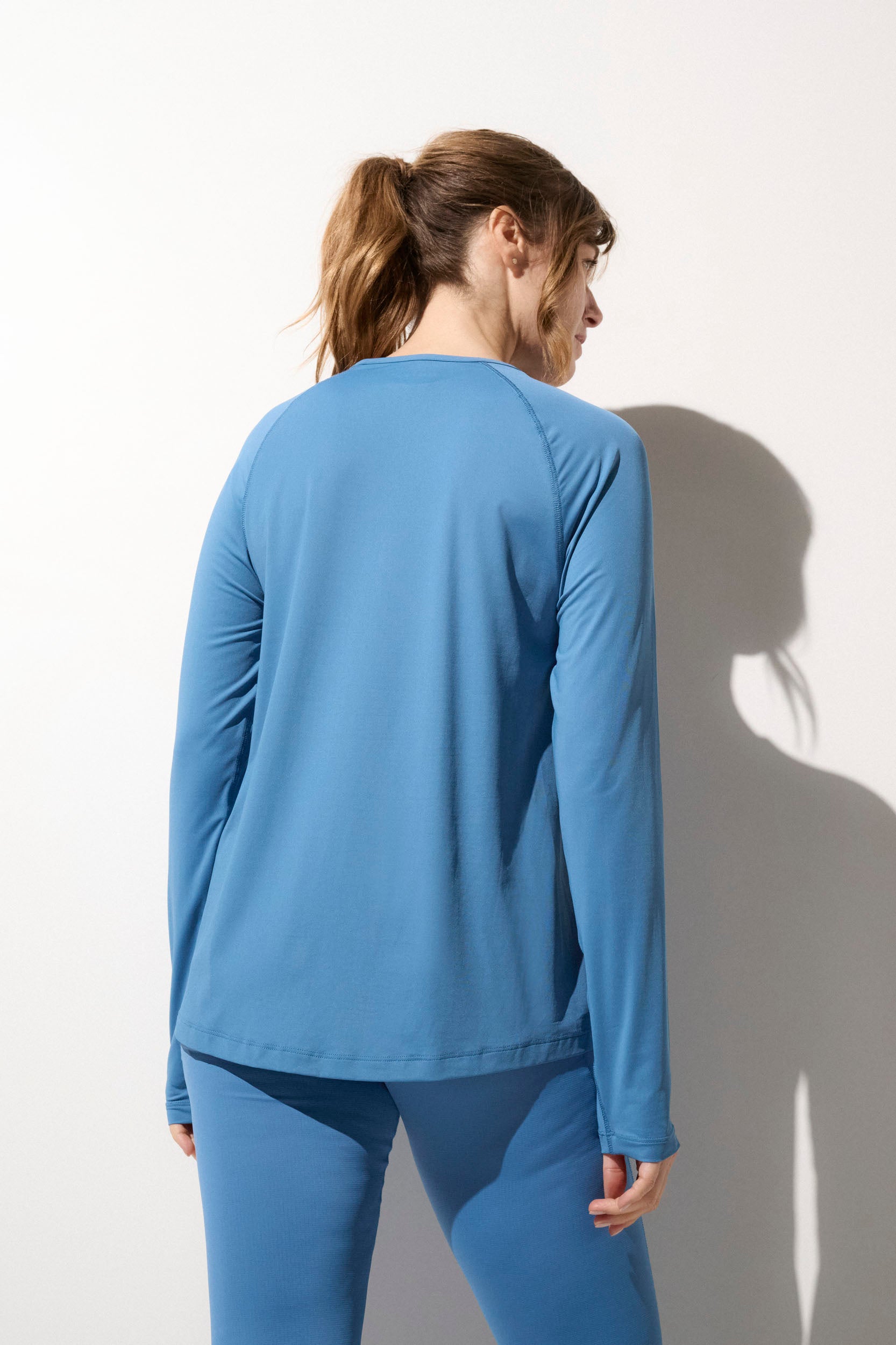 T-shirt anti-UV bleu pour femme, à manches longues, léger et respirant, conçu pour le confort en plein air. UPF 50+.