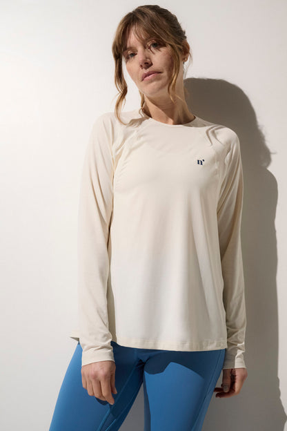 T-shirt anti-UV beige pour femme, manches longues, UPF50+ idéal pour activités sportives en extérieur.