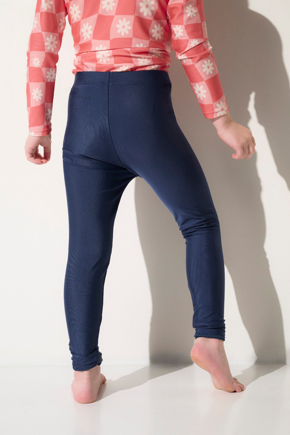 Leggings de bain anti-UV pour enfant, coupe ajustée bleue, UPF50+ pour protection solaire.