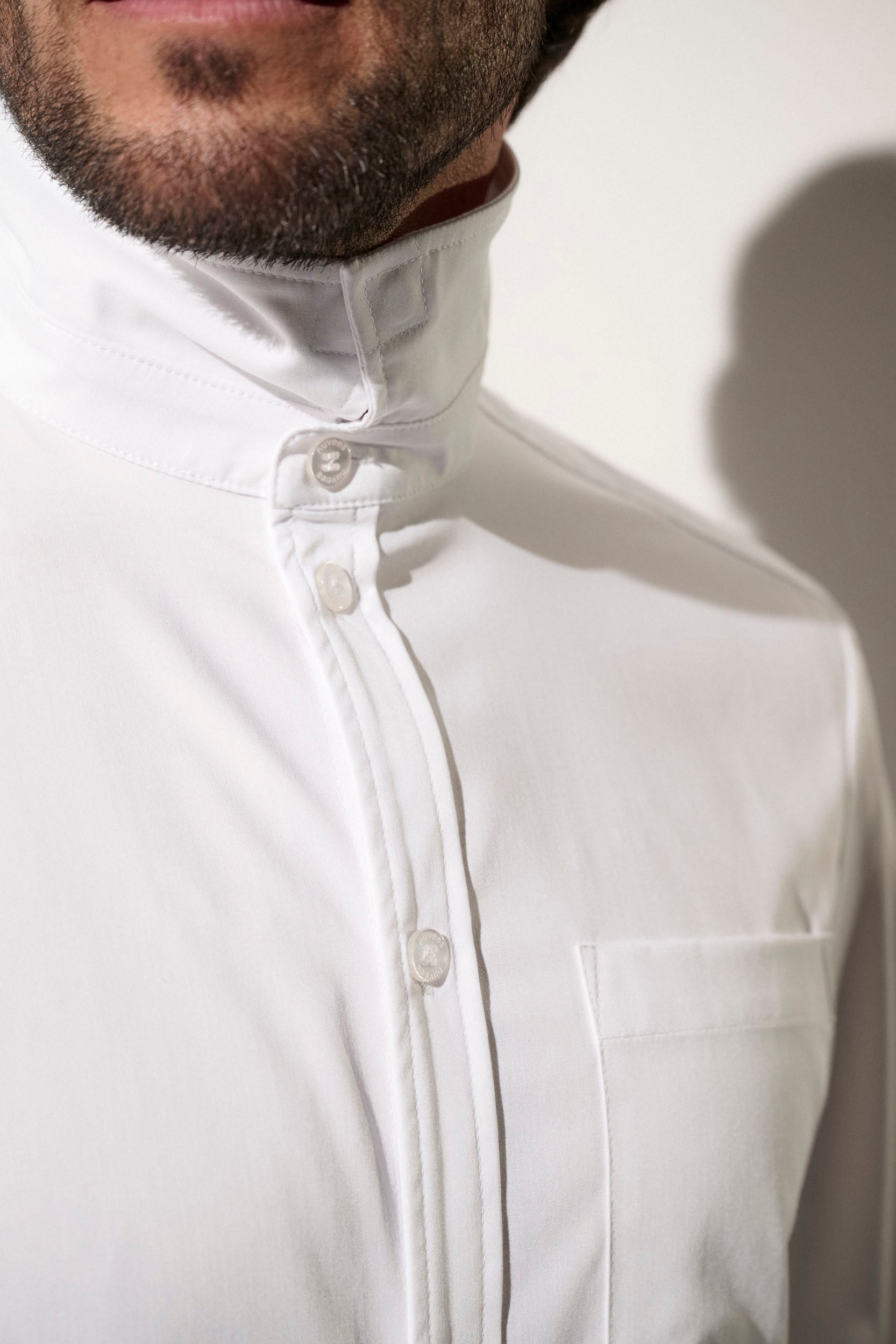 Chemise anti-UV blanche pour homme, UPF50+, avec col protecteur, idéale pour les sorties en extérieur.