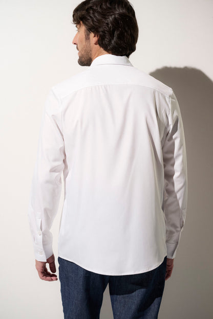 Chemise anti-UV blanche pour homme, avec protection UPF50+, idéale pour les sorties en extérieur.