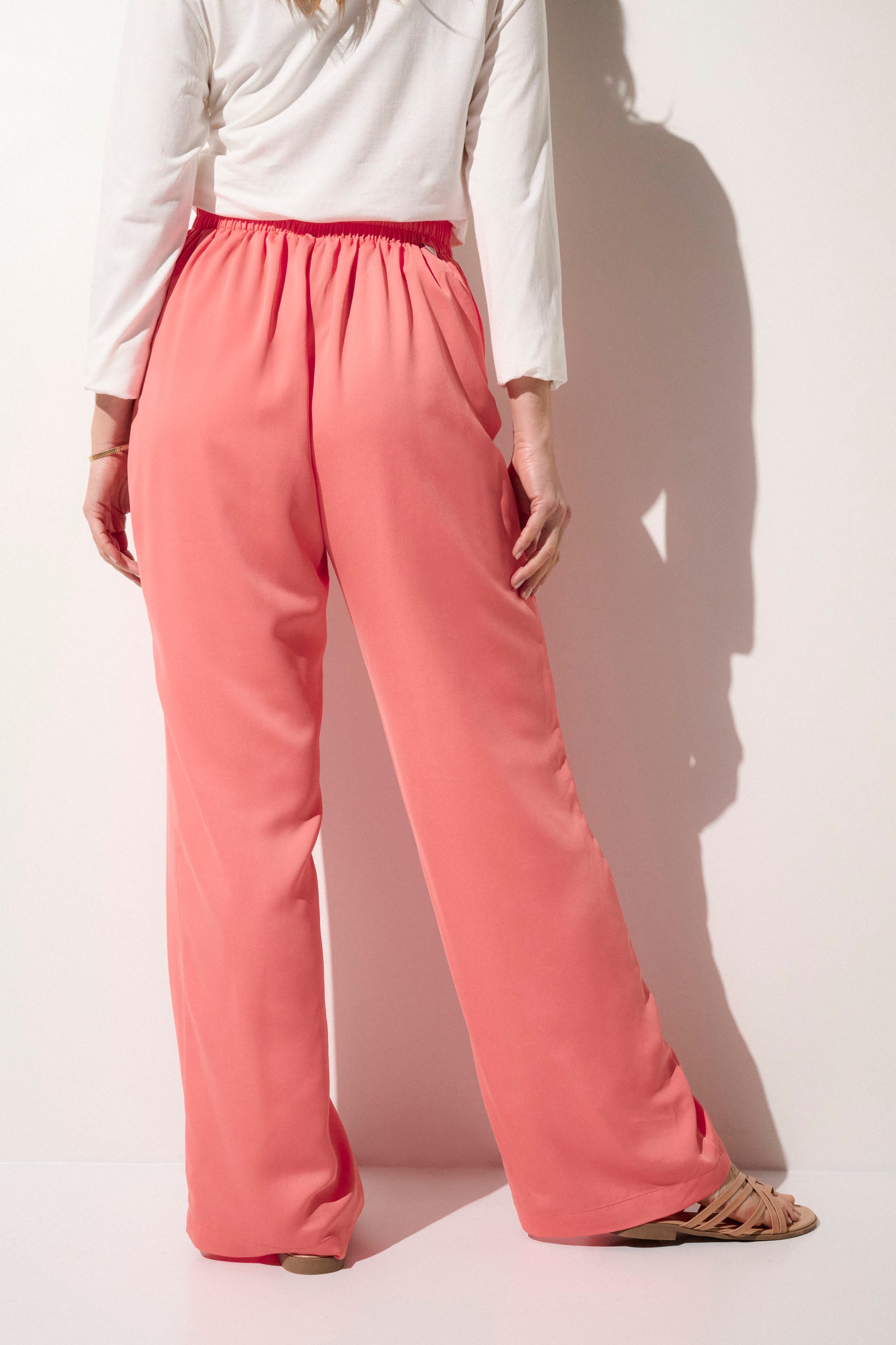 Pantalon anti-UV rose UPF50+ pour femme, léger et élégant, idéal pour des sorties estivales.