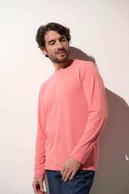 T-shirt anti-UV rose pour homme, léger et confortable, certifié UPF 50+ pour une protection solaire quotidienne.