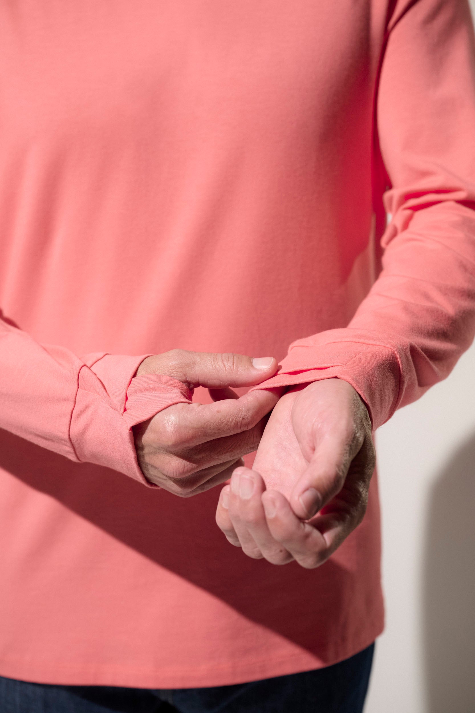 T-shirt anti-UV à manches longues pour homme, léger et doux, couleur corail, certifié UPF 50+ pour protection solaire.