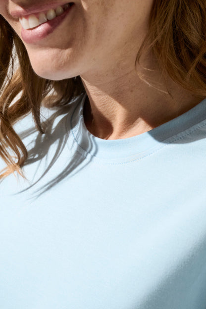 T-shirt anti-UV bleu clair pour femme, tissu léger et respirant, idéal pour la protection solaire quotidienne.