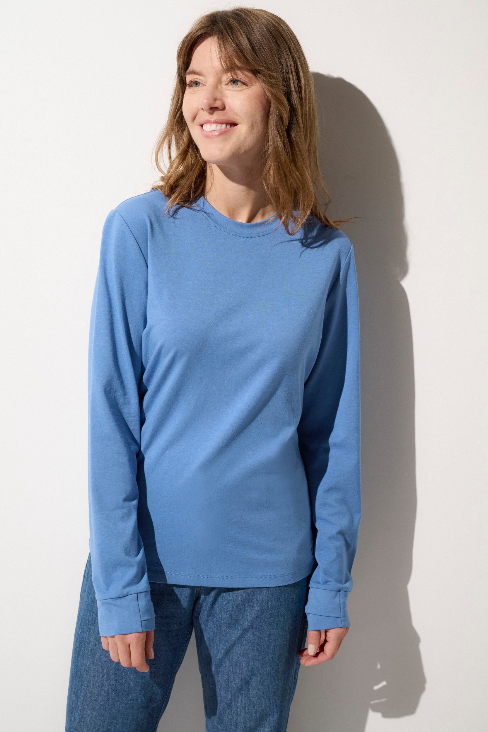 T-shirt anti-UV bleu pour femme, léger et confortable, offrant une protection solaire UPF50+ pour les activités quotidiennes.