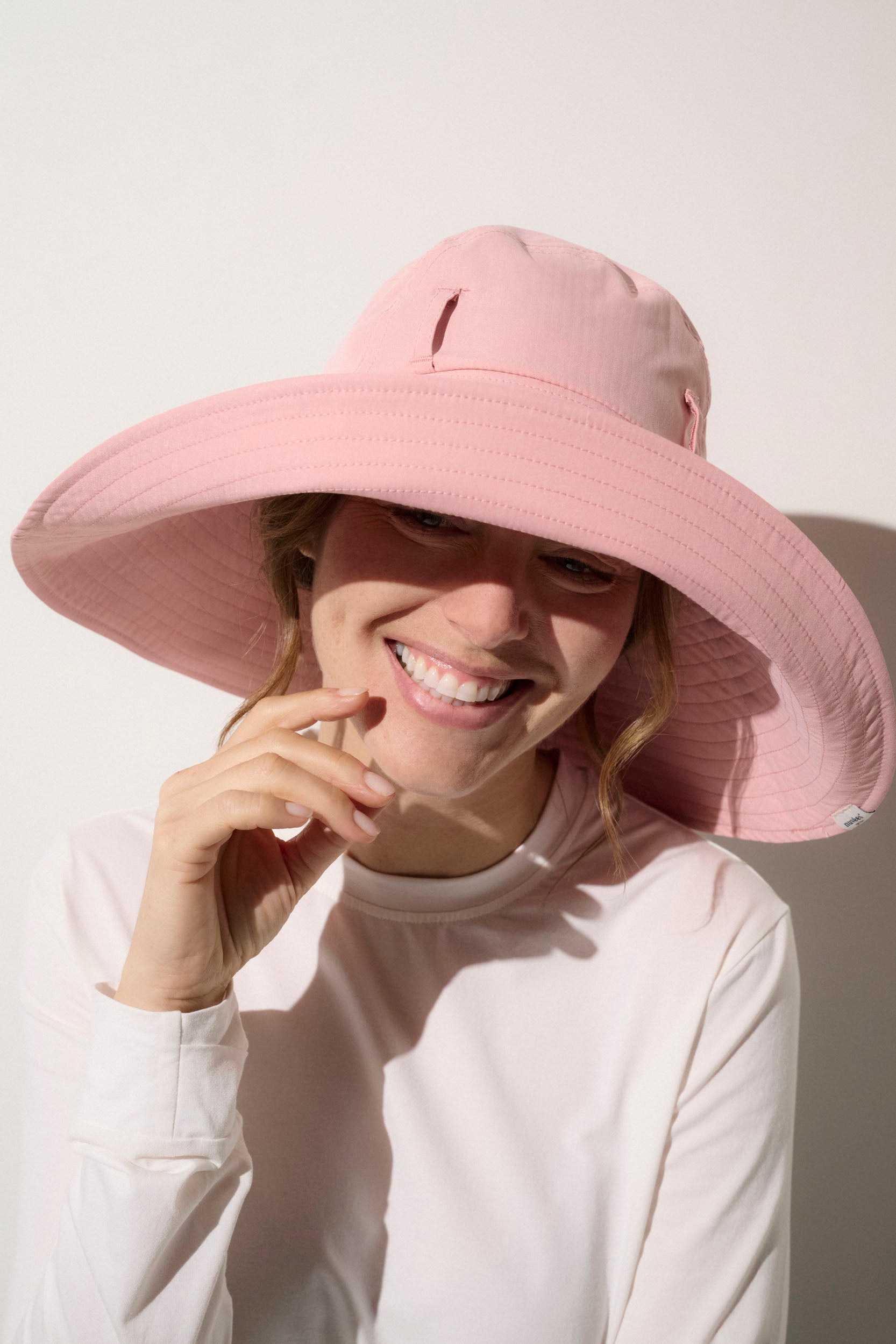 Chapeau anti-UV rose pour femme, protection solaire UPF50+, idéal pour les activités extérieures.