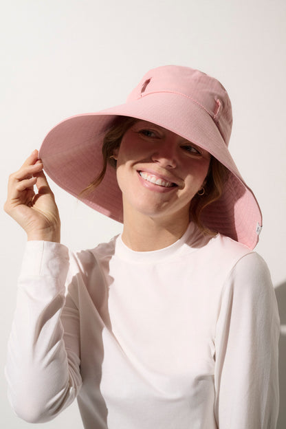 Chapeau anti-UV rose UPF50+ pour femme, à large bord, idéal pour se protéger du soleil lors des activités extérieures.