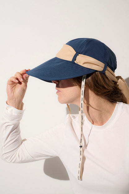 Casquette visière anti-UV bleu pour femme, légère et élégante avec protection UPF50+, idéale pour les activités en extérieur.