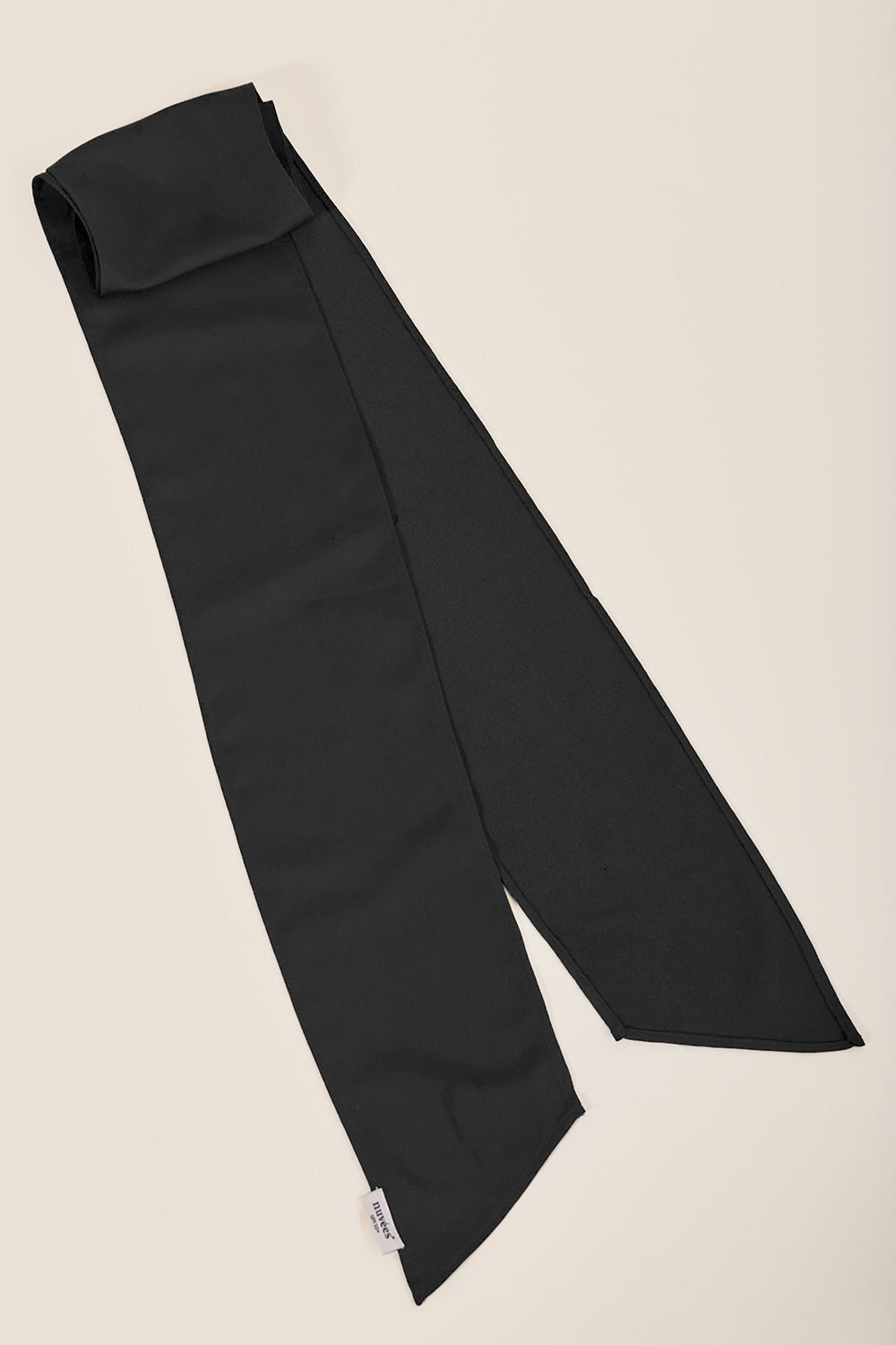 Foulard anti-UV noir pour femme, léger et élégant, conçu pour une protection solaire UPF50+ avec chapeaux Nuvées.