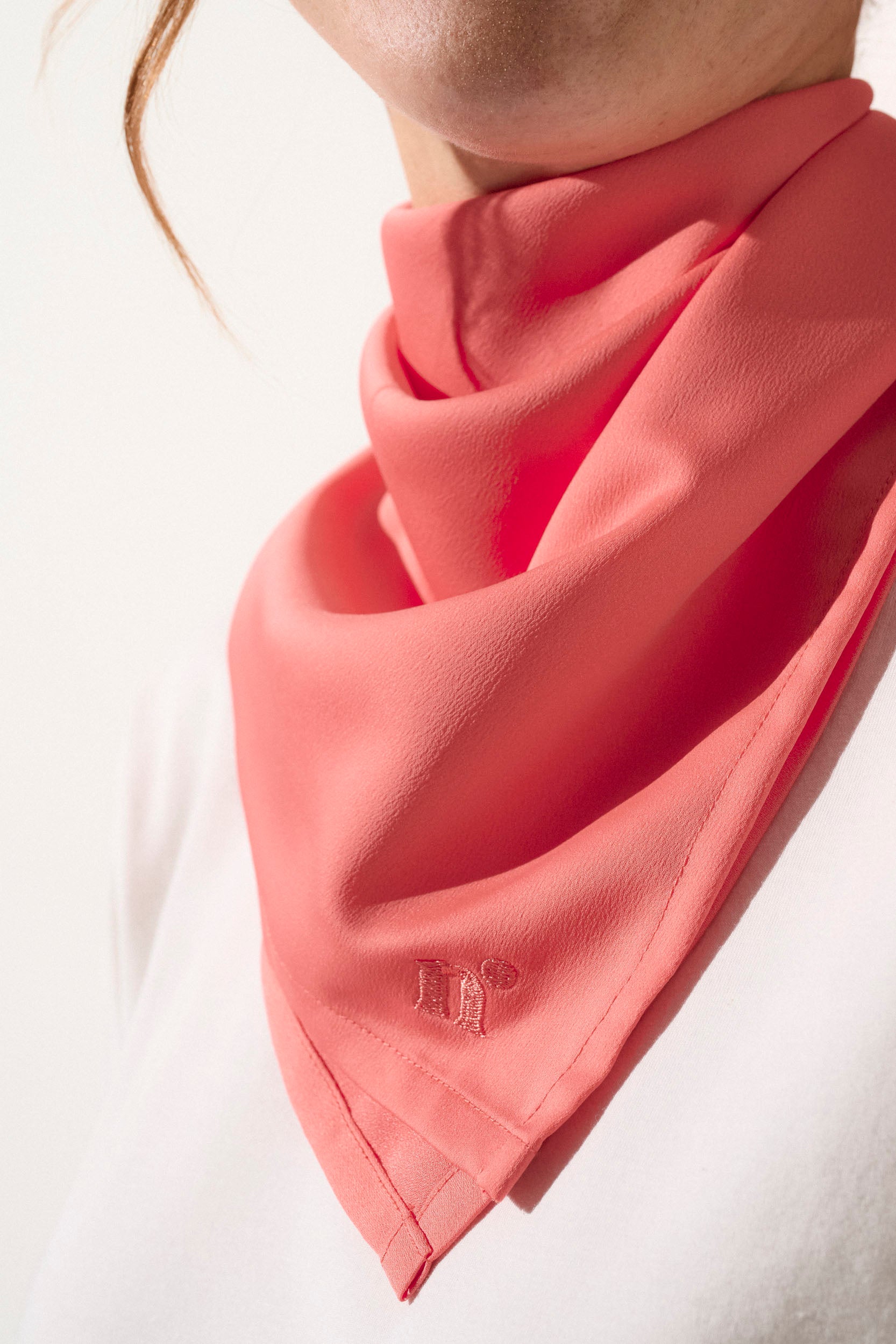 Foulard anti-UV rose pour femme, élégant et léger, offrant une protection solaire UPF50+ pour journées ensoleillées.