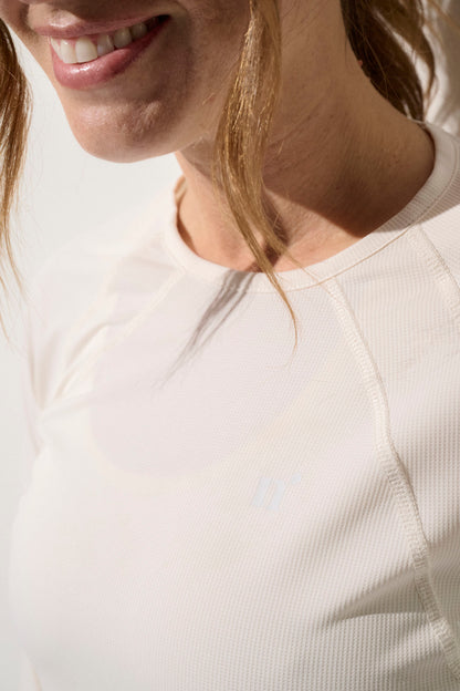 T-shirt anti-UV blanc pour femme, léger et respirant, offrant une protection solaire UPF50+.