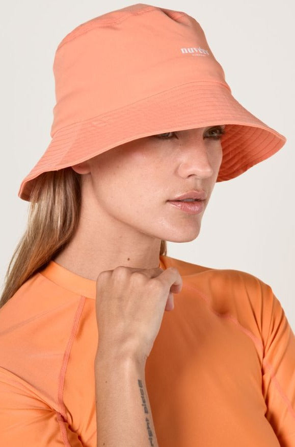 Bob anti-UV orange pour femmes, idéal pour se protéger du soleil lors d'activités en extérieur.