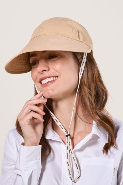 Casquette anti-UV beige pour femme avec visière large, parfaite pour se protéger du soleil au quotidien.