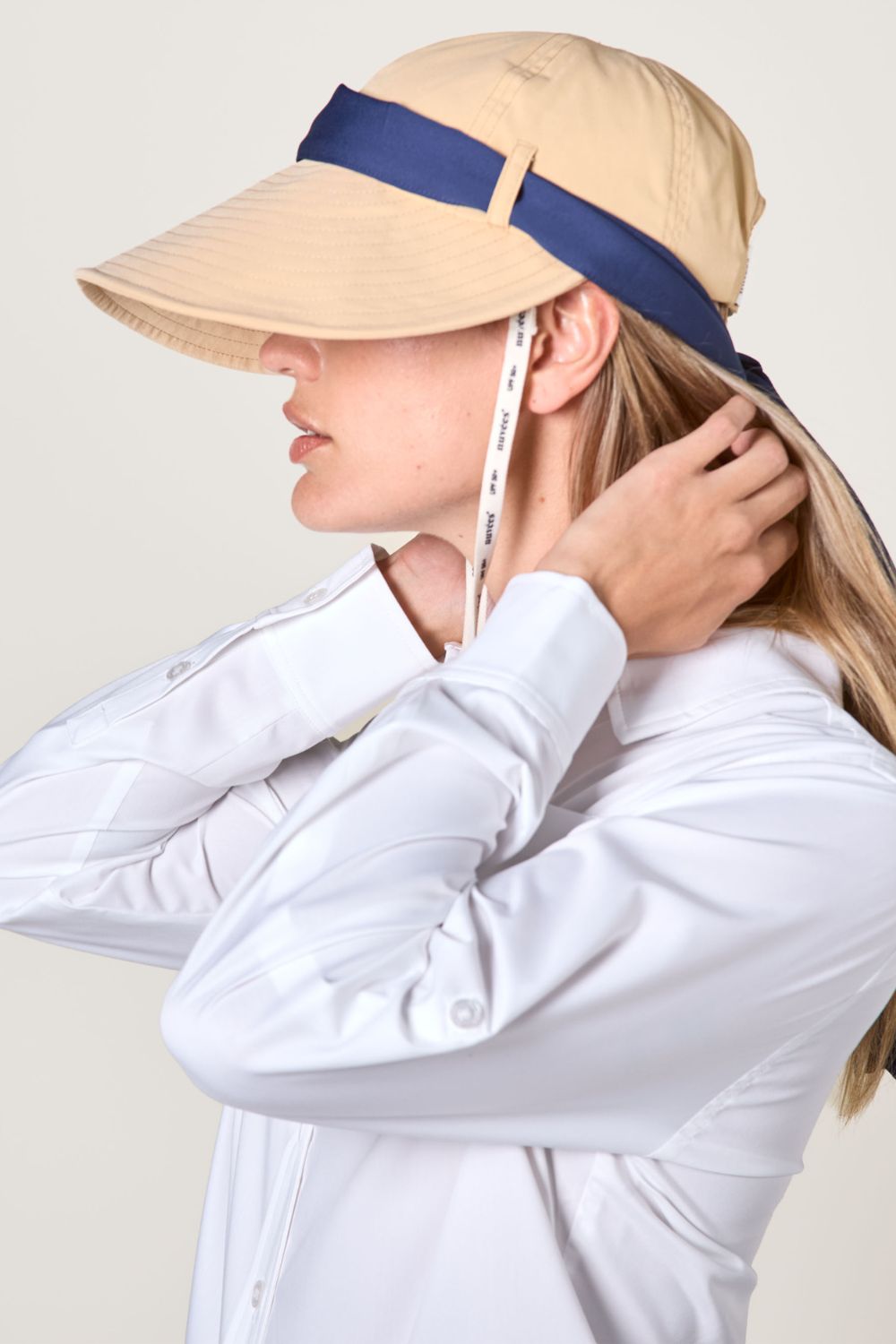 Casquette anti-UV beige pour femme, visière large UPF 50+, idéale pour protection solaire lors de sorties ensoleillées.