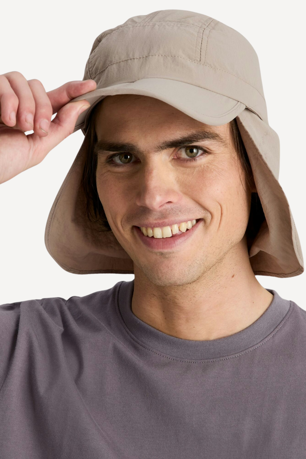 Casquette anti-UV beige UPF 50+ portée par un homme, offrant une protection solaire optimale en extérieur.