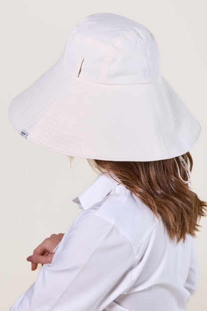 Chapeau anti-UV blanc perlé pour femme, offrant une protection solaire élégante avec large bord.